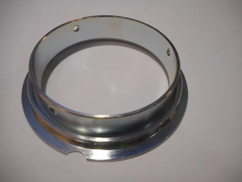 Adapterteil aus Metall mit einer runden Form, offenbar von Remeha, geeignet für eine Verbindung. Oberfläche teilweise glänzend, mit zwei Bohrungen zur Befestigung.